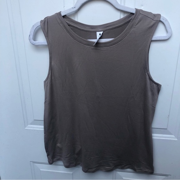 Yogalicious Tops - Yogalicious light workout top size small 🤎
